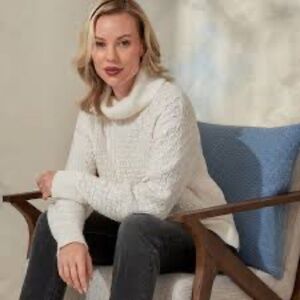 Textured knit turtleneck white cozy sweater-Size L